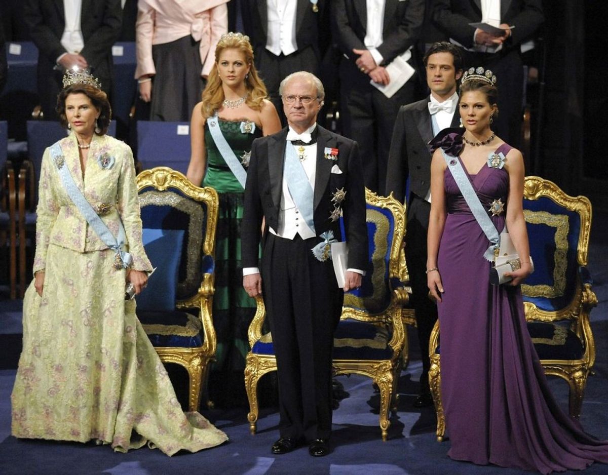 Det svenske kongepar med deres tre børn, kronprinsesse Victoria (th), prins Carl Philip og prinsesse Madeleine. Foto: Scanpix/REUTERS/Pool/Anders Wiklund