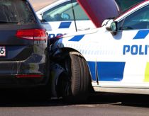 Brager ind i politibiler