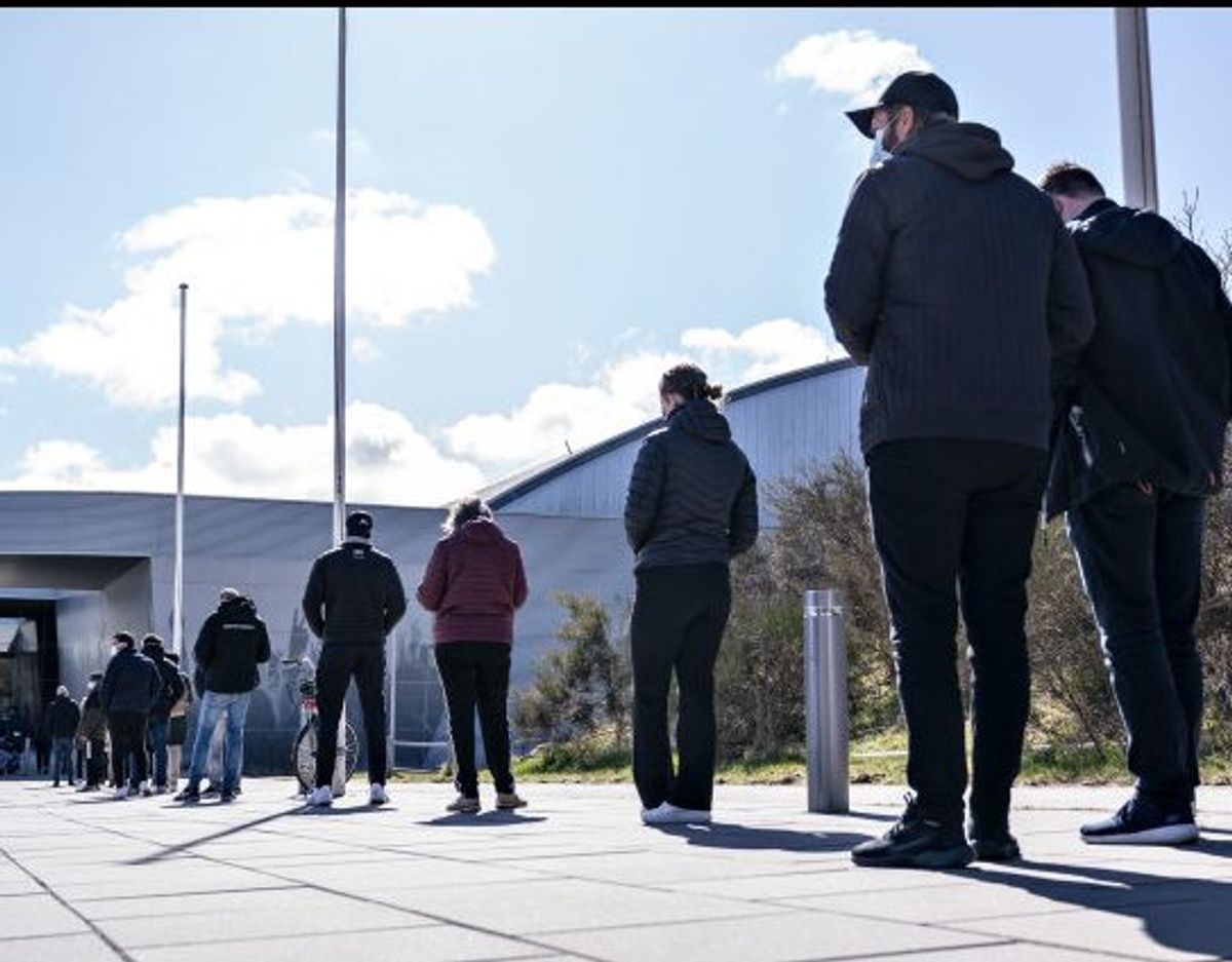 Der kan være lang kø til en lyntest, efter at flere dele af samfundet er genåbnet med krav om coronapas. (Arkivfoto) Foto: Henning Bagger/Scanpix