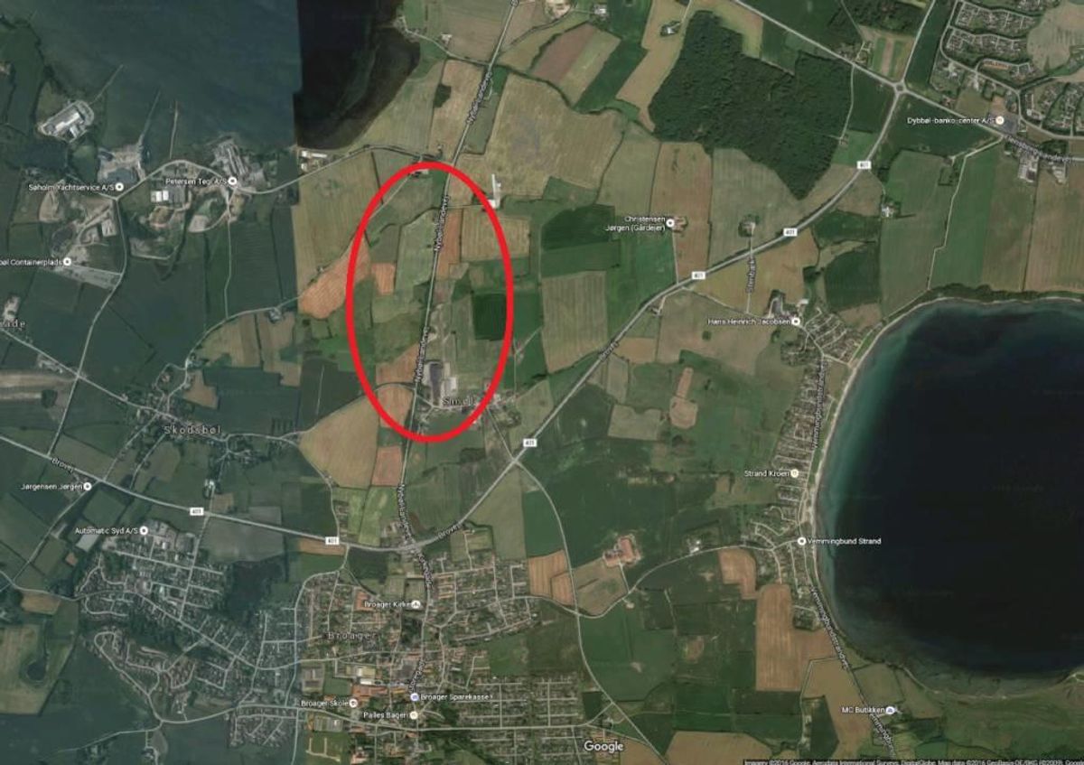 Nybøl Landevej er spærret i området her lige nord for Broager, mens brandfolk arbejder på at rydde op efter gyllelækket. Foto: Google Maps