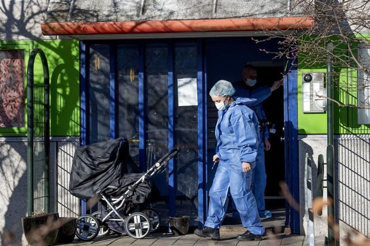 Politi og teknikere arbejder i Værebroparken i Bagsværd fredag d. 1 april 2016 hvor en nyfødt pige er fundet i en affaldsskakt. (se Ritzau historie 010900) Politi i Værebroparken