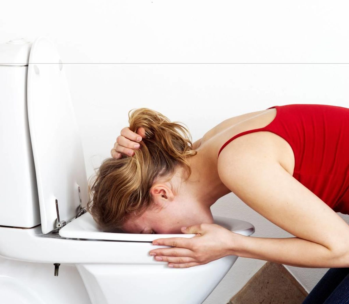 Symptomerne på salmonellainfektion er blandt andet diarre, kvalme, mavesmerter, opkast og feber. Arkivfoto: Colourbox.