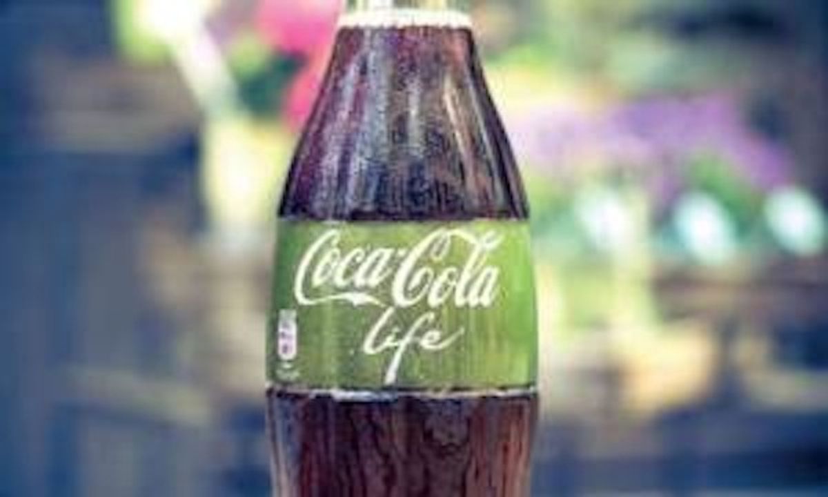 Sådan ser den ud, den sundere Coca Cola Life med grøn etiket.