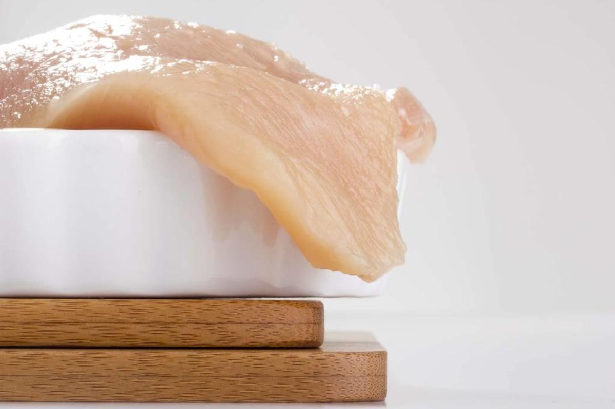 Aldi har trukket et parti frosne kyllingefiletter tilbage, da en egenkontrol har påvist salmonella i dem. Arkivfoto: Colourbox.