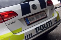 Hadefuld mand spyttede løs på mor og spædbarn