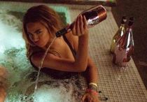 Beyoncé bader i champagne i ny video