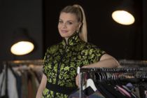 Mille Dinesen smider tøjet for Røde Kors