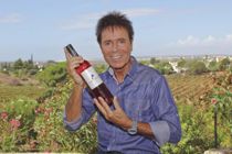 Cliff Richard kommer til Danmark og sælger vin