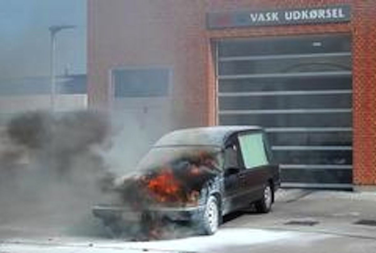 Ligbil i flammer, Aabenraa. Foto: Local Eyes.