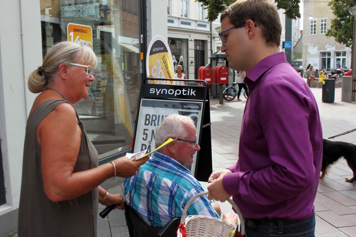 Se billederne Kampagne mod DF på gågaden • Newsbreak.dk