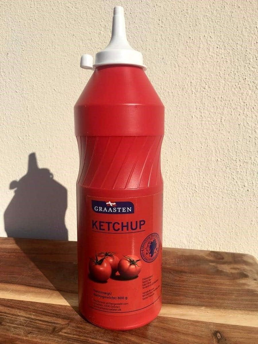 * Graasten Ketchup: Graasten ketchup har en meget klæbrig konsistens. Den har en medium syrlighed med svag smag af tomat, der overdøves af en kunstig smag og bismag.
Kilopris: Ca. 34 kroner (27 kroner for 800 gram i Rema 1000). Tomatindhold: 43 % tomatpuré. Tilsætningsstoffer: Modificeret stivelse, konserveringsmidler (E202, E211). Foto: Madens Verden.