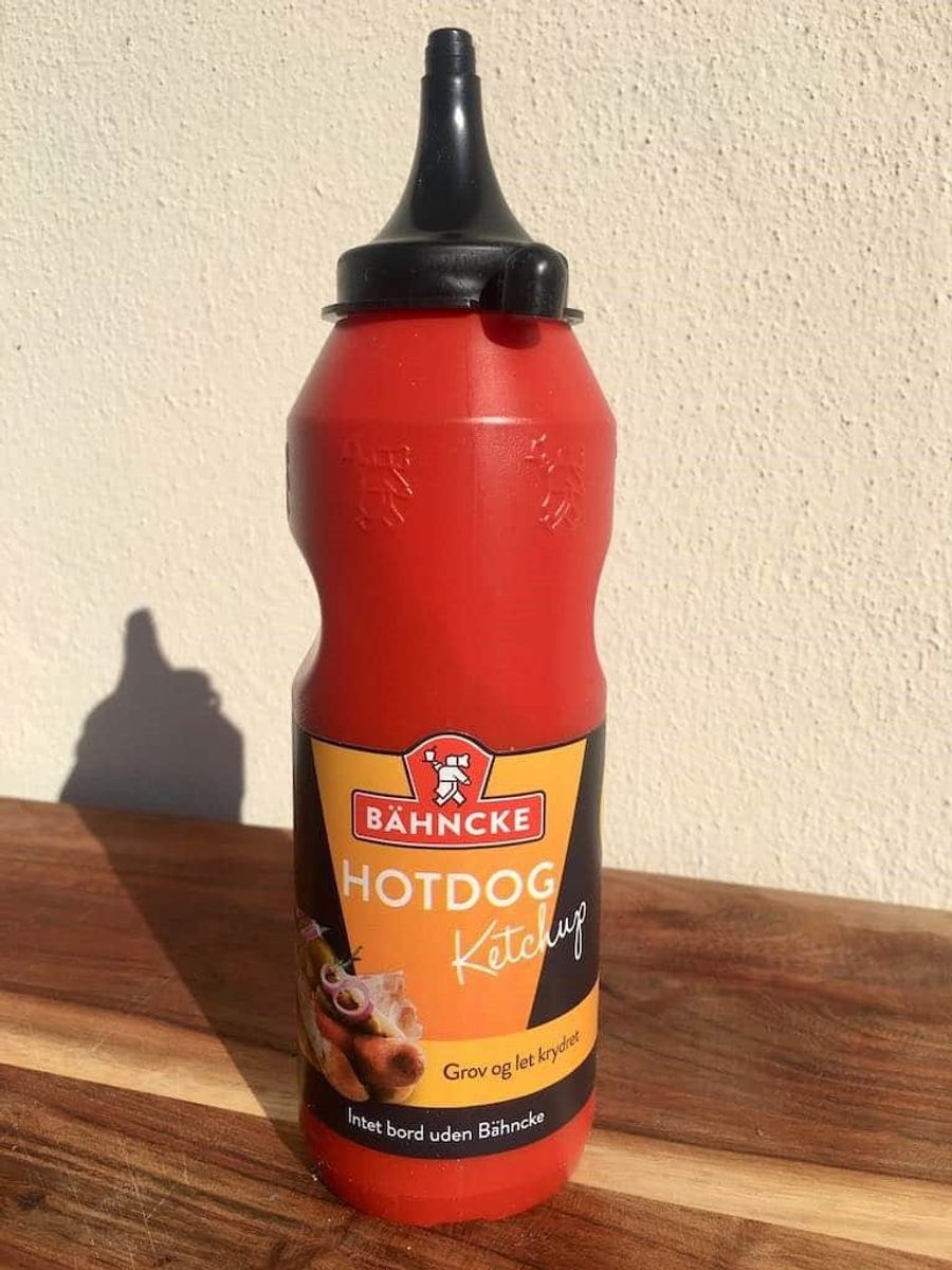 * * Bähncke Hotdog ketchup: Bähncke hotdog ketchup har en grynet og fast konsistens og smager krydret og af sennep. Den har en middel sødme og syrlighed, men tomatsmagen overdøves af sennepssmagen.
Kilopris: Ca. 37 kroner (15 kroner for 405 gram i Rema 1000). Tomatindhold: 36 % tomatpuré.
Tilsætningsstoffer: Fortykningsmidler (E412, E410, E401), surhedsregulerende middel (E330), konserveringsmidler (E202, E211). Foto: Madens Verden.
