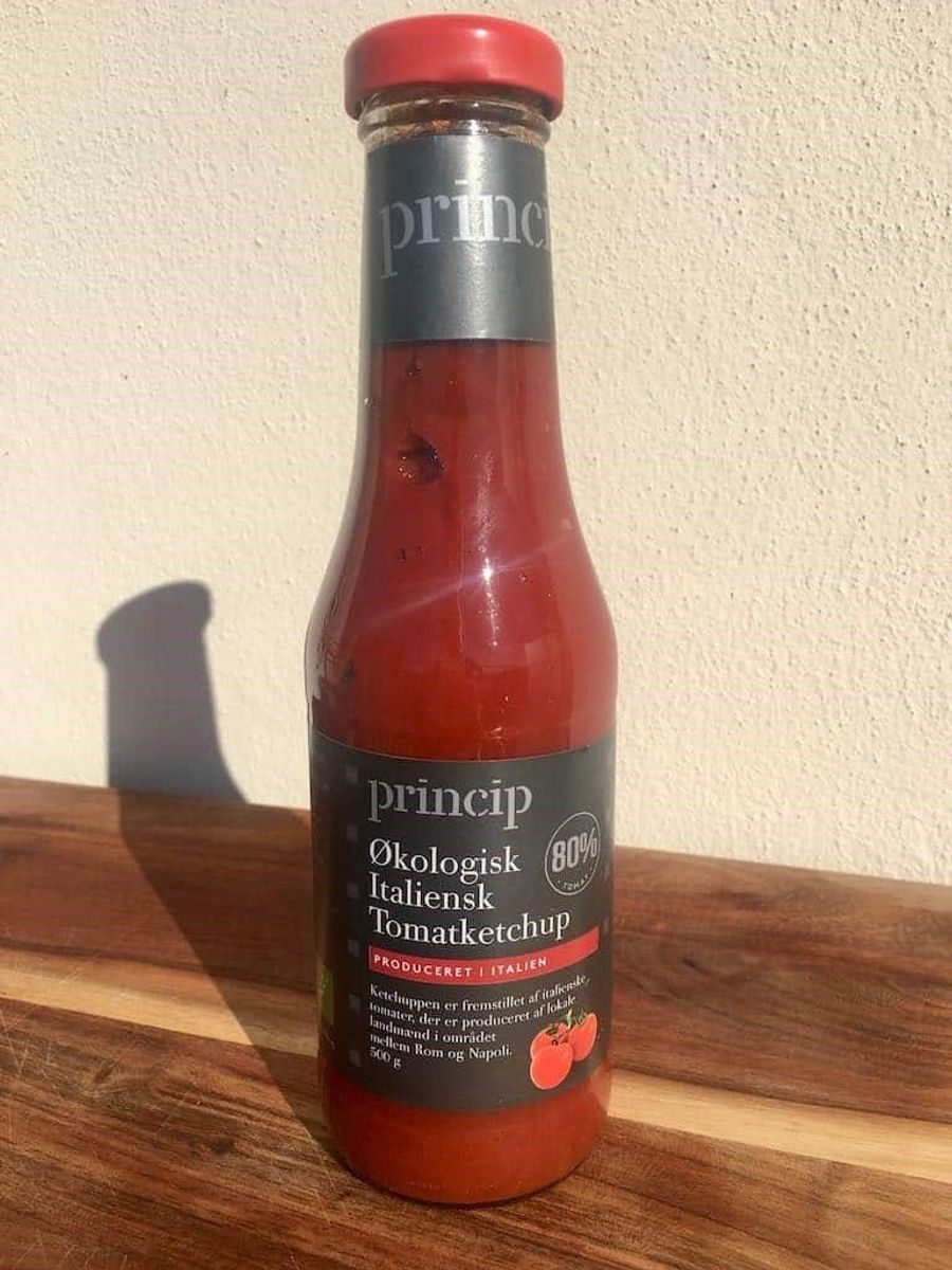 * * Princip Italiensk tomatketchup, økologisk: Princip ketchup har en meget grynet konsistens. Den er meget syrlig og mangler sødme til at afbalancere smagen. Smagen er i retning af tomatpuré med en mild krydring. Kilopris: 60 kroner (30 kroner for 500 gram i Føtex).
Tomatindhold: 80 % tomat.
Tilsætningsstoffer: Ingen. Foto: Madens Verden.