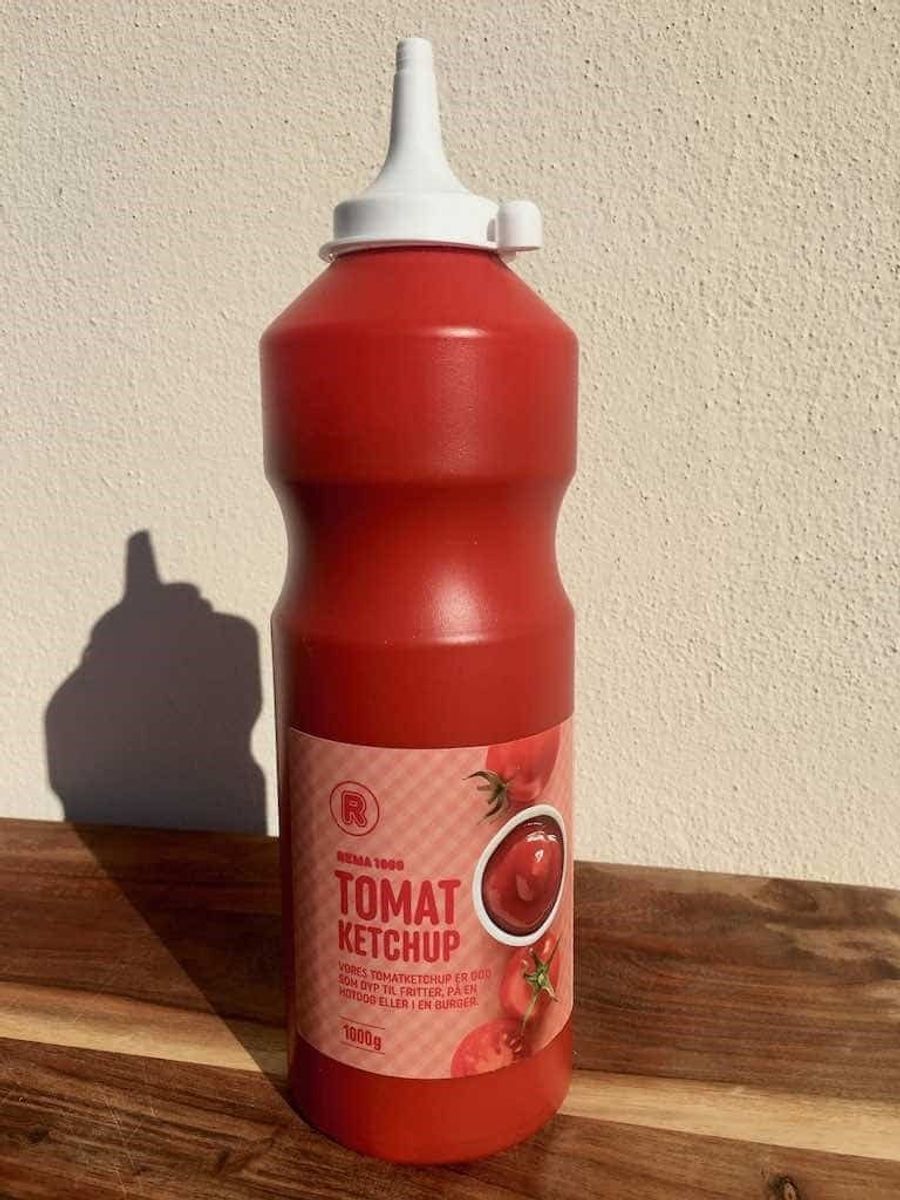 * * * Rema 1000 Tomat ketchup: Testens billigste ketchup fra Rema 1000 har en middel sødme og syrlighed. Dens krydring overdøver lidt smagen af tomat. Generelt er der ikke meget smag i den.
Kilopris: 10,50 kroner (10,50 kroner for 1000 gram i Rema 1000). Tomatindhold: 27 % tomatpasta. Tilsætningsstoffer: Modificeret stivelse (E202). Foto: Madens Verden.