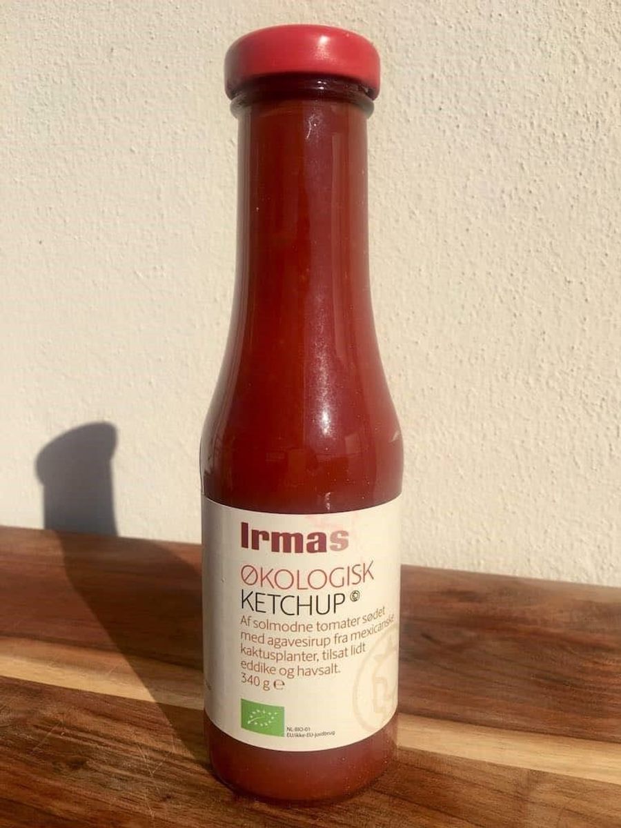 * * * Irmas Ketchup, økologisk: Irmas ketchup er meget syrlig med en bismag i retning af eddike. Den smager krydret og kraftigt af løg, og mangler generelt balance lidt i smagen.
Kilopris: Ca. 40 kroner (13,50 kroner for 340 gram i Irma).
Tomatindhold: 65 % tomatpuré.
Tilsætningsstoffer: Fortykningsmiddel (E415). Foto: Madens Verden.