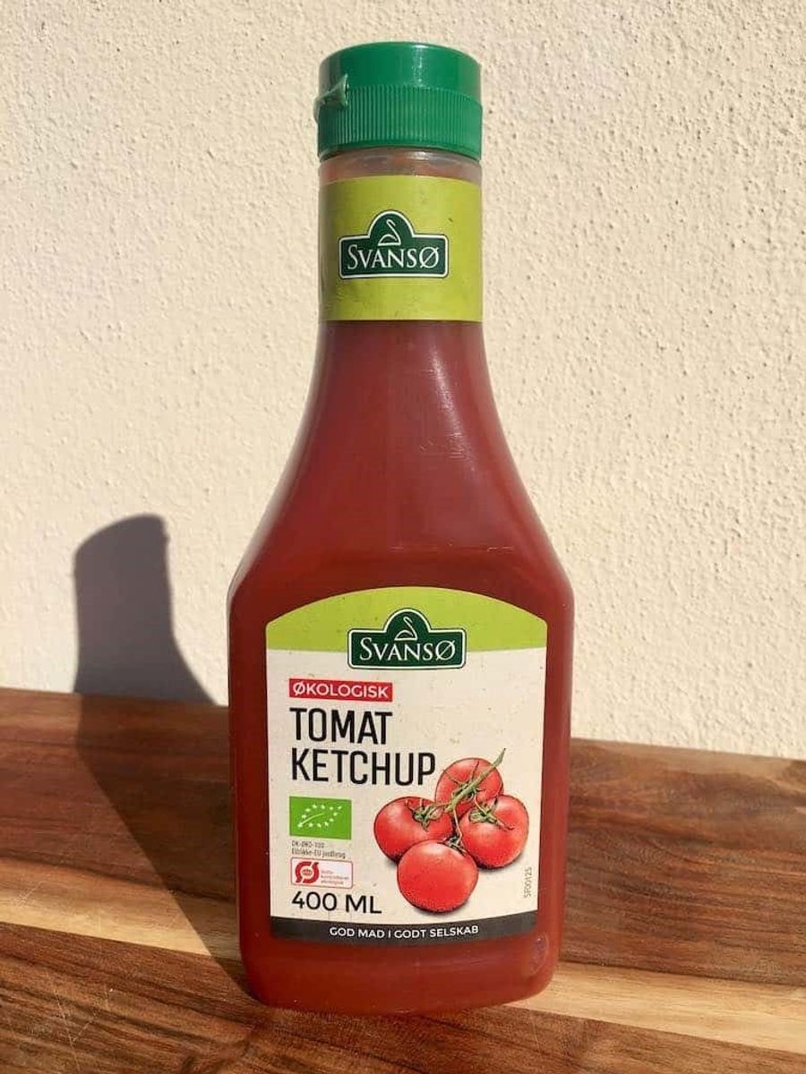 * * * Svansø Tomat ketchup, økologisk: Svansø ketchup har en mere dyb smag af tomat med en krydring, der lidt overdøver smagen af tomat. Den har en middel sødme og syrlighed, og mangler generelt lidt smag.
Kilopris: Ca. 21 kroner (9,75 kroner for 400 ml i Rema 1000).
Tomatindhold: 65 % tomatpuré.
Tilsætningsstoffer: Fortykningsmiddel (E440). Foto: Madens Verden.