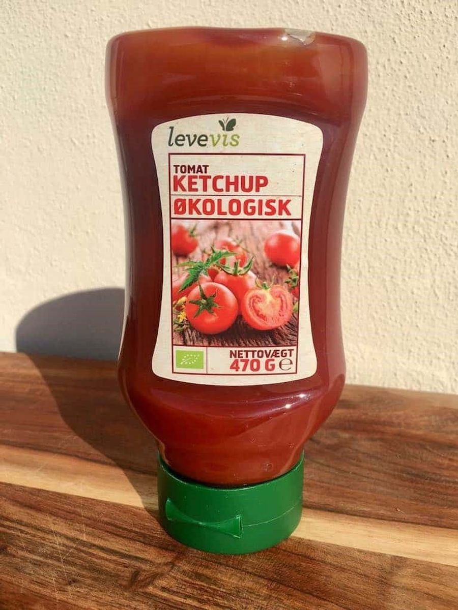 * * * Levevis Tomat ketchup, økologisk: Levevis ketchup har en mild krydring, der giver en fin og ren tomatsmag. Den har en meget høj sødme, der ikke er helt i balance med en middel syrlighed, der dominerer i eftersmagen.
Kilopris: Ca. 25 kroner (12 kroner for 470 gram i Føtex).
Tomatindhold: 68 % tomatkoncentrat.
Tilsætningsstoffer: Ingen. Foto: Madens Verden.