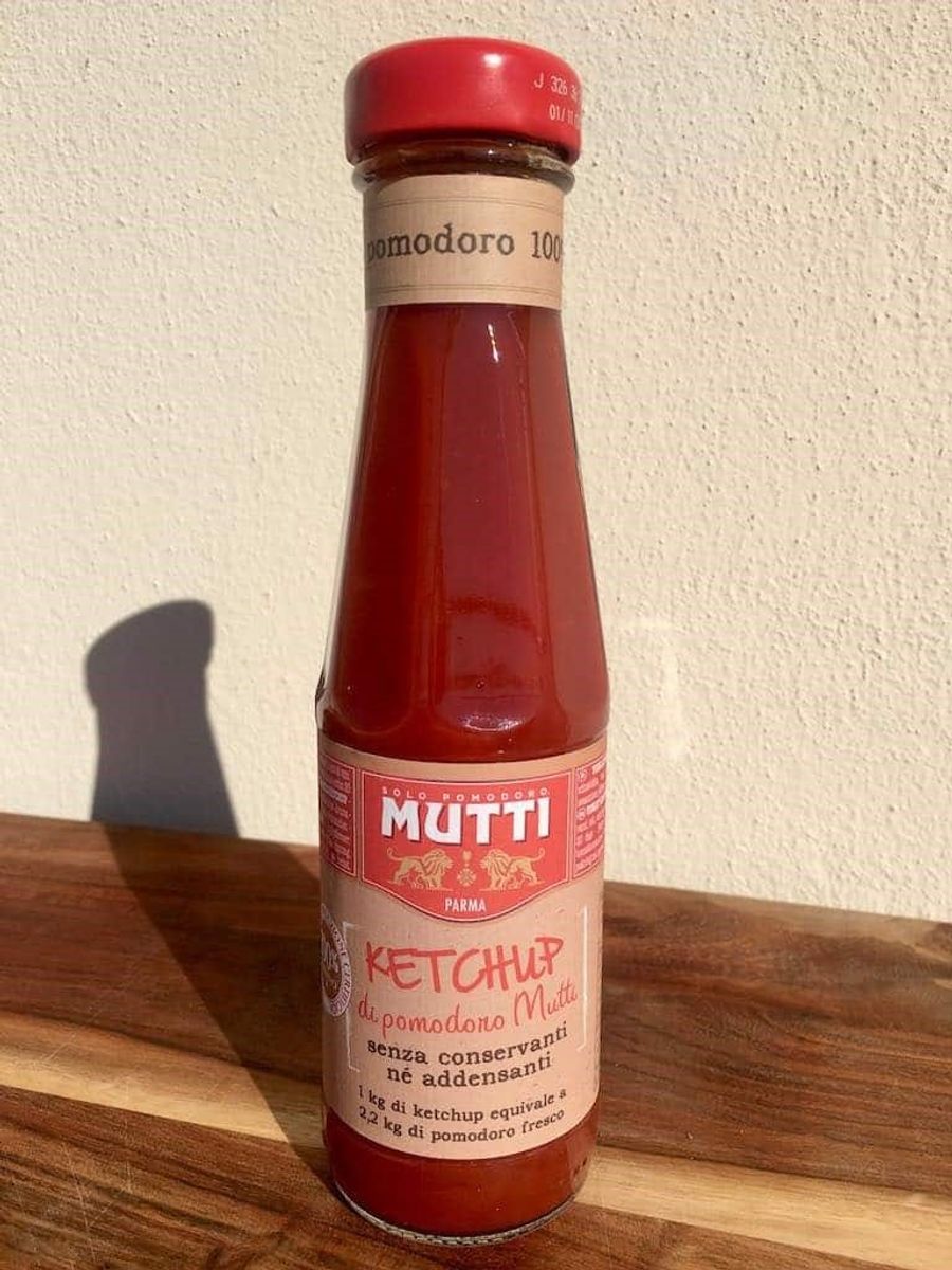 * * * * Mutti Ketchup: Mutti Ketchup fra Italien har masser af sødme og syrlighed, der er godt afstemt. Den har en god tomatsmag, der ikke overdøves af krydringen og en lettere luftig konsistens.
Kilopris: Ca. 56 kroner (19 kroner for 340 gram i Irma).
Tomatindhold: 57 % tomatkoncentrat.
Tilsætningsstoffer: Naturlig aroma. Foto: Madens Verden.