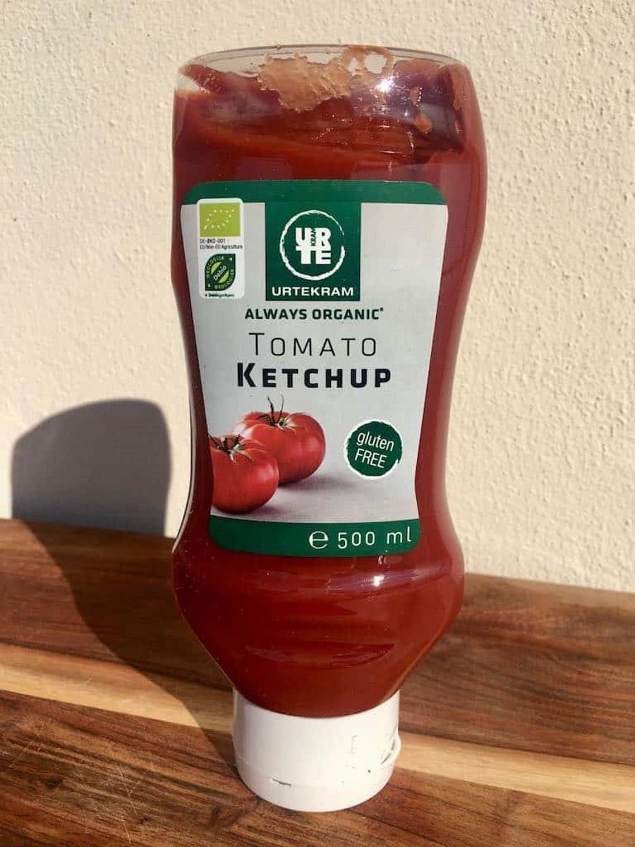 * * * * * Urtekram Tomato ketchup, økologisk: Testvinder! Urtekrams ketchup har en god og frisk smag af tomat med en mild krydring, der er godt afstemt. Den er både sød og syrlig med en god balance og har en god konsistens.
Kilopris: Ca. 61 kroner (35,25 kroner for 500 ml i Føtex).
Tomatindhold: 70 % tomatpuré.
Tilsætningsstoffer: Ingen. Foto: Madens Verden.