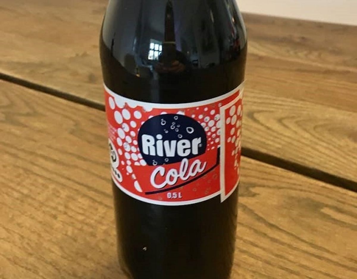 * * River Cola: River Cola fra Aldi domineres af en meget sød smag. Den har en svag og syntetisk smag af cola, der ikke er afbalanceret. Den mangler syrlighed og har generelt en kedelig og flad smag. Pris for 1/2 liter: 2,50 kr (uden pant). Foto: Madensverden.dk.