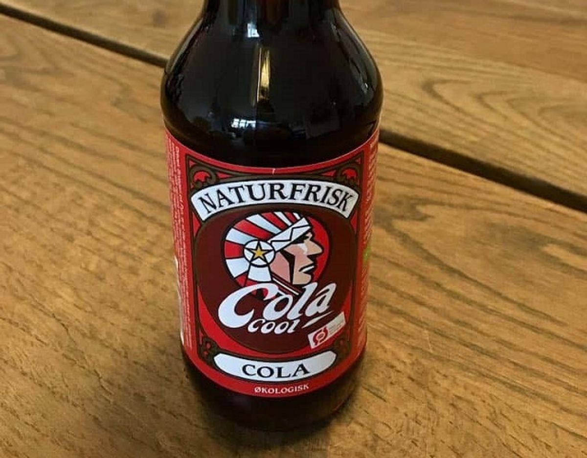 * * Naturfrisk Cola: Naturfrisk Cola er den eneste økologiske cola i testen. Den har en meget høj syrlighed med en kraftig frugtig smag i retning af citrus og appelsin. Smagen er meget ensporet og mangler balance og afrunding. Pris for 1/2 liter: 24 kr (uden pant). Foto: Madensverden.dk.
