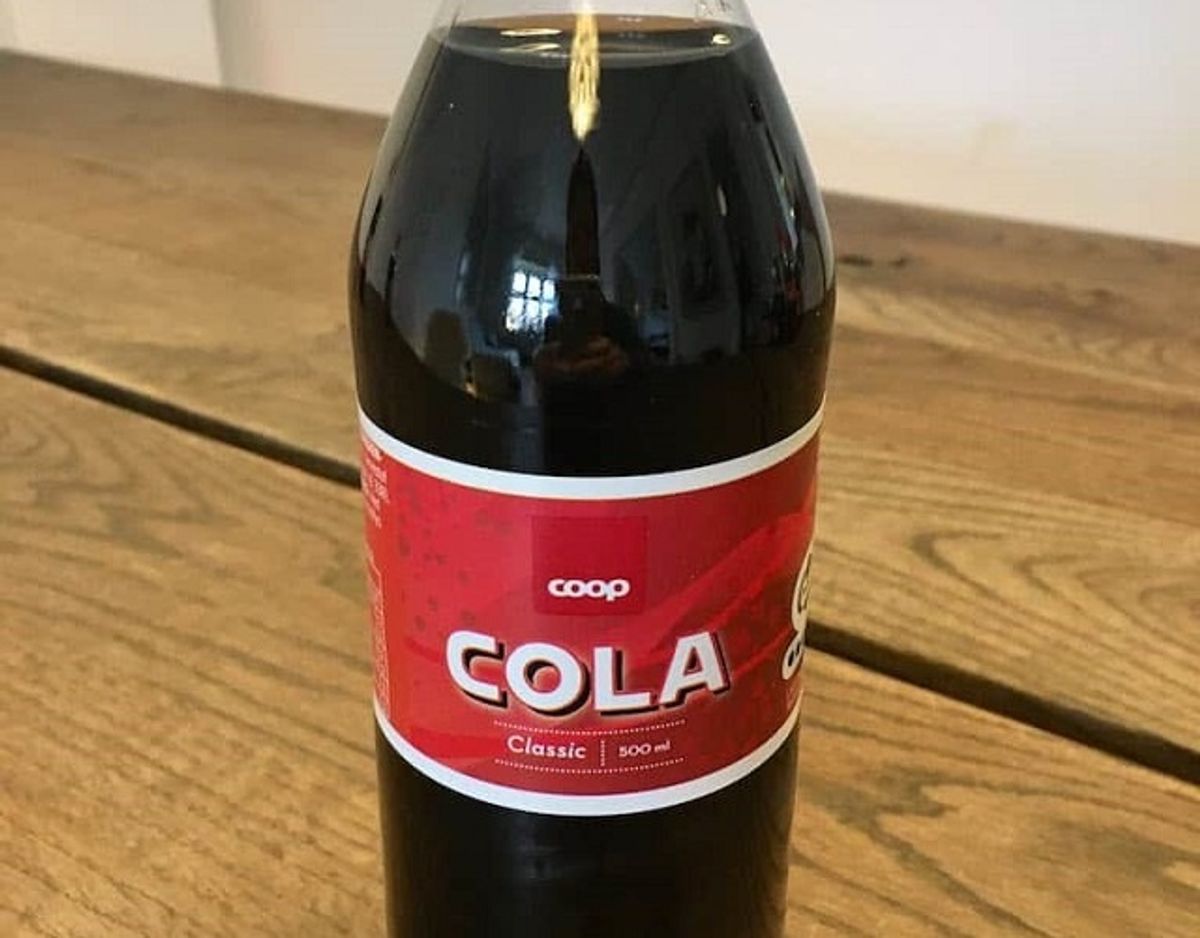 * * Coop Cola: Coop Cola er utrolig sød med en meget svag smag af cola, primært fra en mild kanelsmag. En lidt kedelig cola, der domineres af det søde element og mangler syrlighed og colasmag. Pris for 1/2 liter: 3 kr (uden pant). Foto: Madensverden.dk.