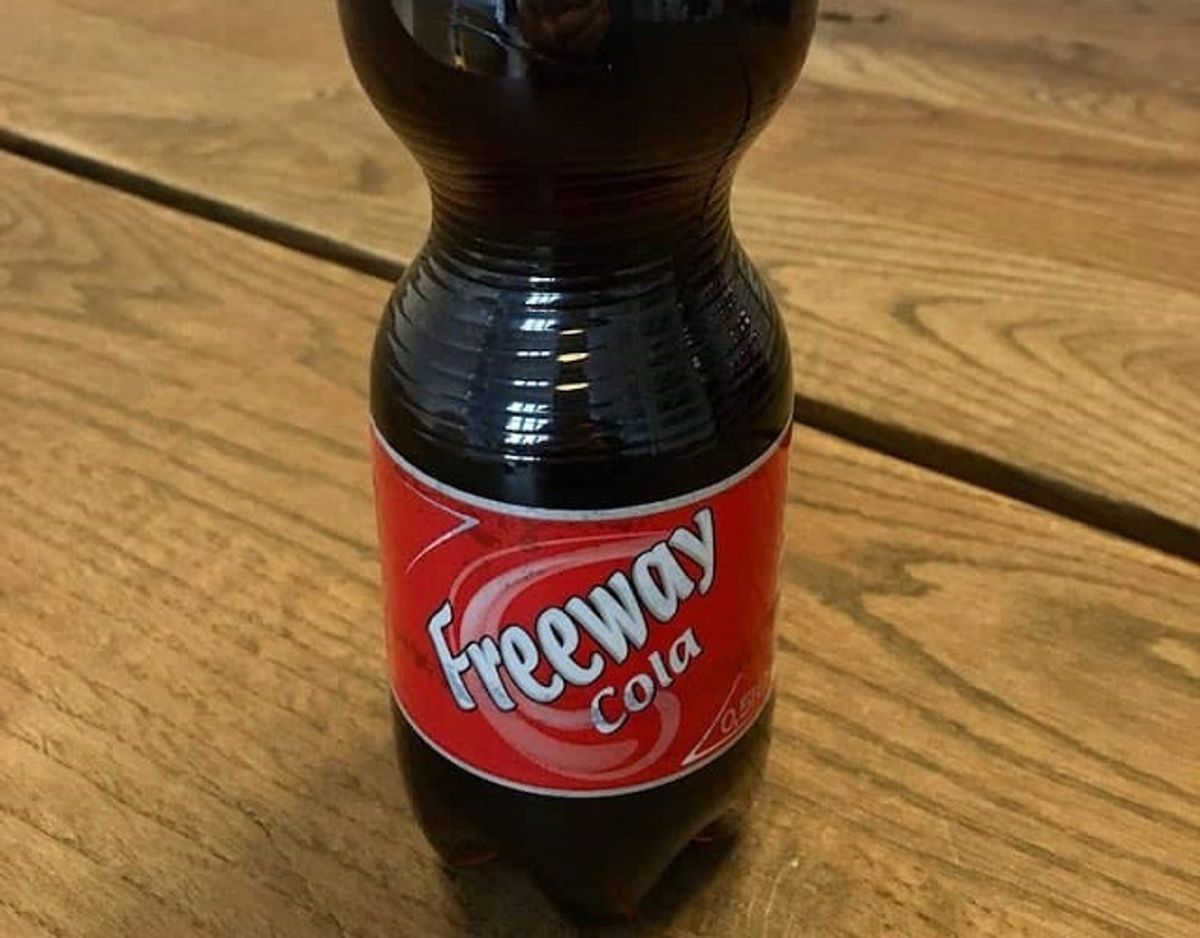 * * * Freeway Cola: Freeway Cola fra Lidl har en standard cola smag uden de store overraskelser. Smagen er syrlig med en mild smag af cola og krydderier. Den har en afbalanceret rund smag, men er lidt fad i eftersmagen. Pris for 1/2 liter: 2,50 kr (uden pant). Foto: Madensverden.dk.