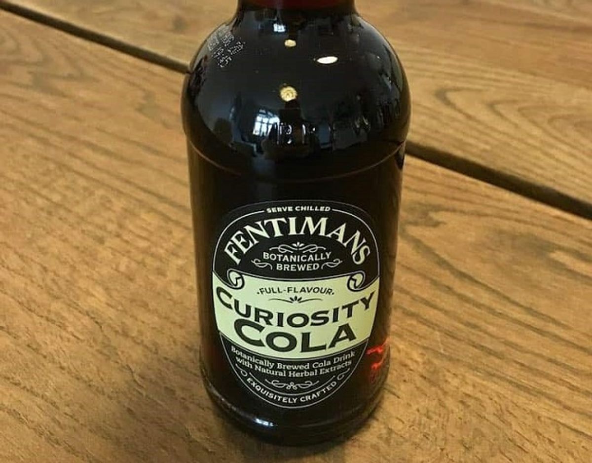 * * * Fentimans Curiosity Cola: Den dyreste cola i testen fra Fentimans har en meget anderledes smag. Den har en kraftig smag af citrus, kanel og noget frugtigt. Smagen er dog ikke så afbalanceret, og den har en sjov bismag, måske fra det fermenterede ingefær ekstrakt, der er tilsat. Pris for 1/2 liter: 40 kr (uden pant). Foto: Madensverden.dk.