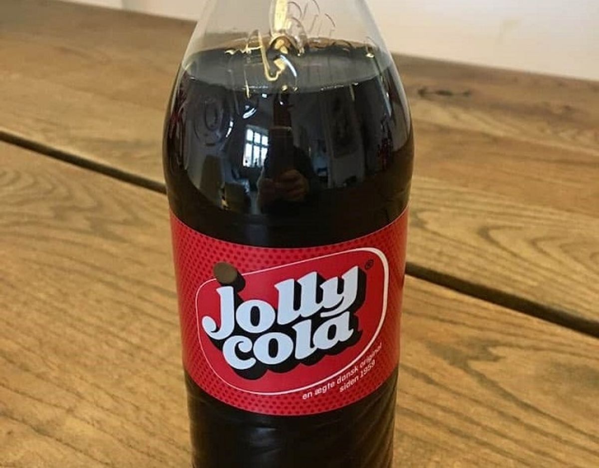 * * * * Jolly Cola: Jolly Cola har en kraftig smag af cola og krydderier, som kanel og citrus, men er stadig afrundet i smagen. Den har en god balance mellem sødme og syrlighed. Pris for 1/2 liter: 18,50 kr (uden pant). Foto: Madensverden.dk.