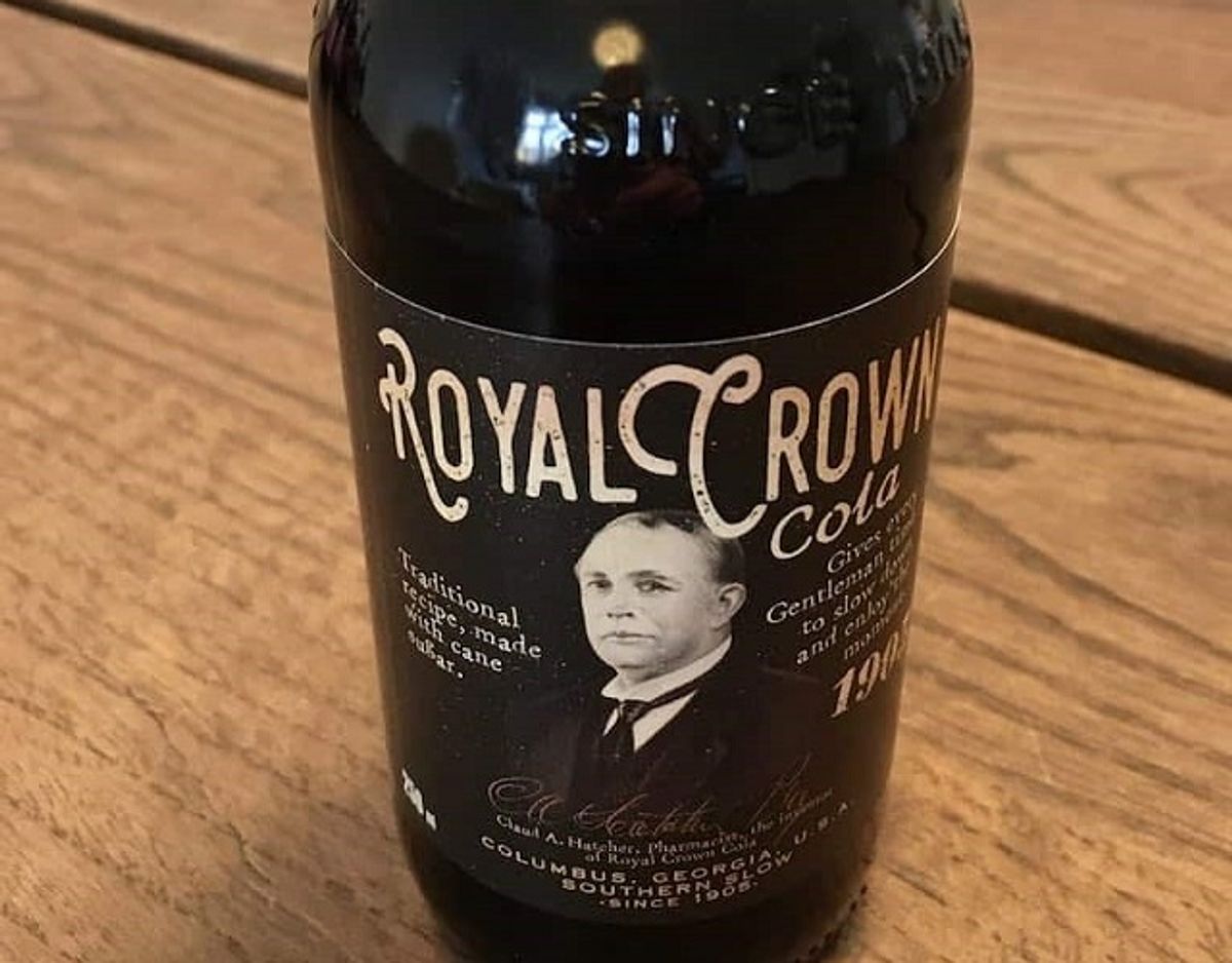 * * * * Royal Crown Cola: Royal Crown Cola har en god og anderledes krydring, der giver en interessant colasmag. Det er en syrlig og frisk cola, der samtidig er temmelig sød, men med en afbalanceret smag. Vælg denne, hvis du vil prøve en anderledes cola. Pris for 1/2 liter: 22 kroner (uden pant). Foto: Madensverden.dk.