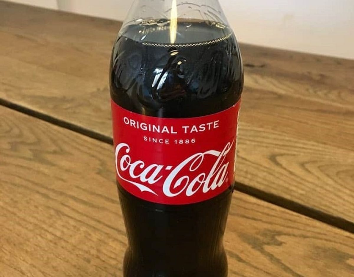* * * * * Coca-Cola: Testvinder! Vinderen af denne smagstest af cola med den højeste bedømmelse. Coca-Cola har en dejlig kraftig smag af cola, der er perfekt afrundet i krydring og afbalanceret i forhold til syrlighed og sødme. Pris for 1/2 liter: 14,50 kr (uden pant). Foto: Madensverden.dk.