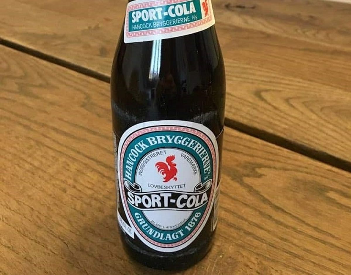 Joker… Sport-Cola: Sport-Cola har jeg valgt at lade gå ud af testen, efter at have smagt den. Den smager ikke af cola, men mere som en grøn sodavand eller en sportssodavand med en kraftig smag af citrus og lime. Den hedder jo også en Sport-Cola, og det vil ikke være fair at sammenligne den med en almindelig cola. Pris for 1/2 liter: 13,50 kr (uden pant). Foto: Madensverden.dk.