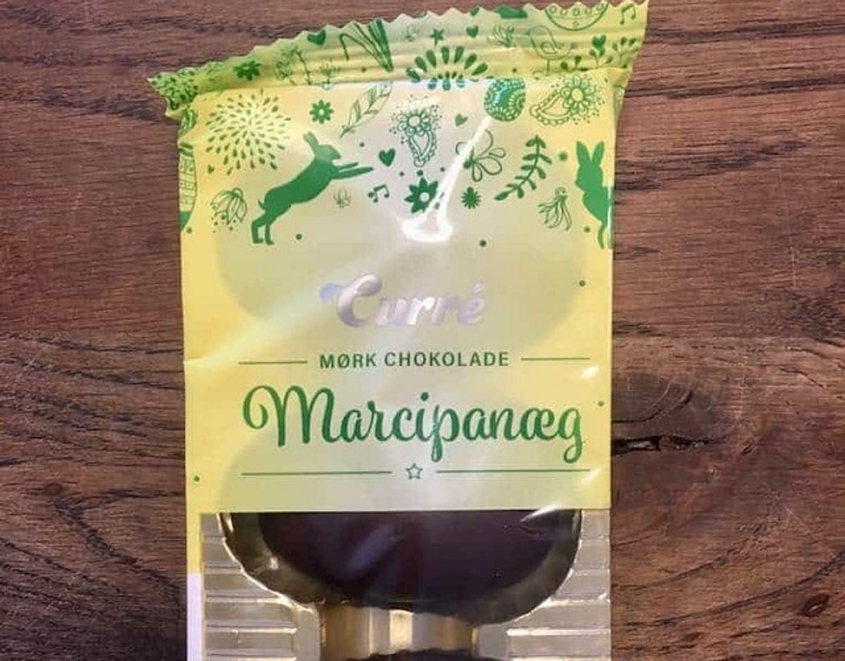 * Curré Marcipanæg: Testens billigste marcipanæg fra tyske Curré har en meget fast konsistens og er meget sød! Smagen af marcipan og chokolade overdøves helt af sødmen, og det er nærmere en let tør sukkermasse. Pris for 1 styk: 5 kroner (3 styk for 15 kroner)
Mandelindhold 32% – Sukkerindhold 52%
Tilsætningsstoffer: Emulgator E322, fugtighedsbevarende middel E1103. Foto: Madensverden.dk.