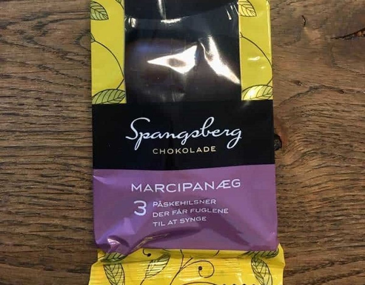 * * Spangsberg Marcipanæg: Spangsberg Marcipanæg har en kunstig smag, der overdøver smagen af marcipan. Den er mere bitter i smagen samtidig med, at den er temmelig sød. Konsistensen er en smule klæg i munden.
Pris for 1 styk: Ca. 7 kroner (3 styk for 22 kroner)
Mandelindhold 51% – Sukkerindhold 40%
Tilsætningsstoffer: Emulgator E322, konserveringsmiddel E202, konsistensmiddel E1103, 3 x aroma. Foto: Madensverden.dk.
