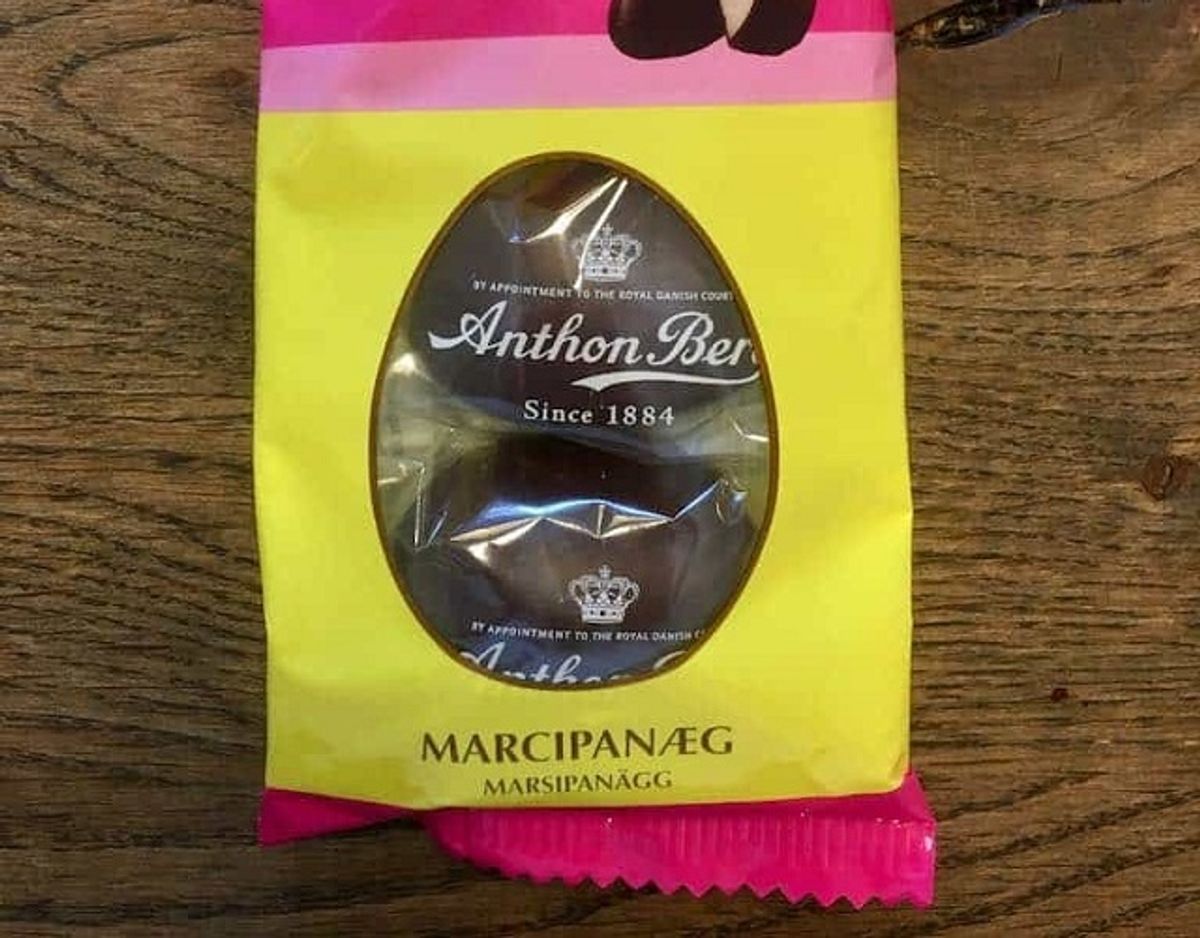* * * Anton Berg Marcipanæg: Marcipanægget fra Anton Berg har en mere grynet og tør konsistens. Chokoladen har et fint knæk, men generelt er smagen temmelig neutral og giver ikke den store smagsoplevelse.
Pris for 1 styk: Ca. 7 kroner (3 styk for 20 kroner)
Mandelindhold 32% – Sukkerindhold 37% – Abrikoskerner
Tilsætningsstoffer: Emulgator E322, konserveringsmiddel E202. Foto: Madensverden.dk.