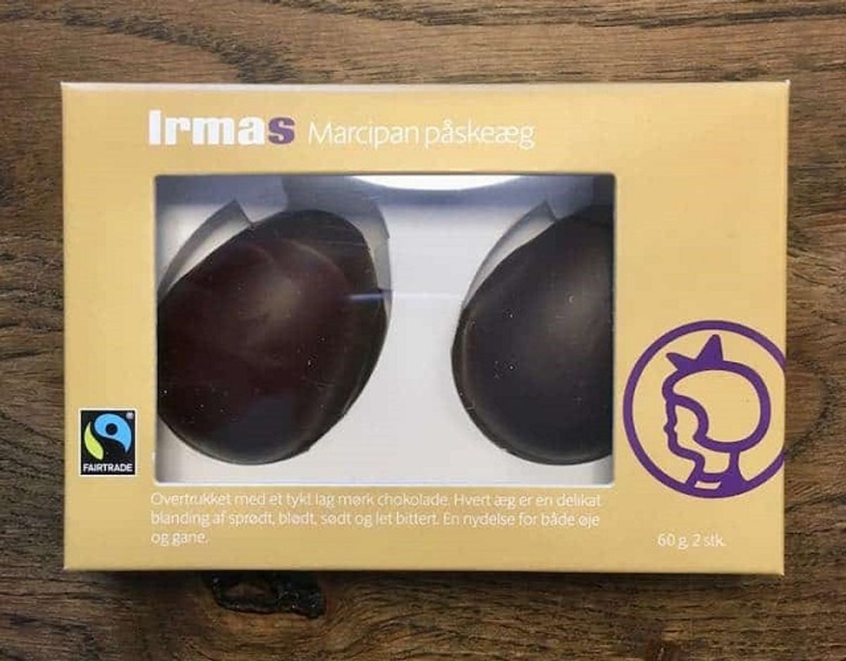 * * * * Irmas Marcipan påskeæg: Testens dyreste marcipanæg fra Irma har en god saftig marcipan med en rig og frugtig smag uden for meget sødme. Chokoladen er tynd, men har en god smag og smelter fint i munden.
Pris for 1 styk: 24,50 kroner (2 styk for 49 kroner)
Mandelindhold 22% – Sukkerindhold 33% – Abrikoskerner
Tilsætningsstoffer: Emulgator E322, konserveringsmiddel E202, naturlig vaniljearoma. Foto: Madensverden.dk.