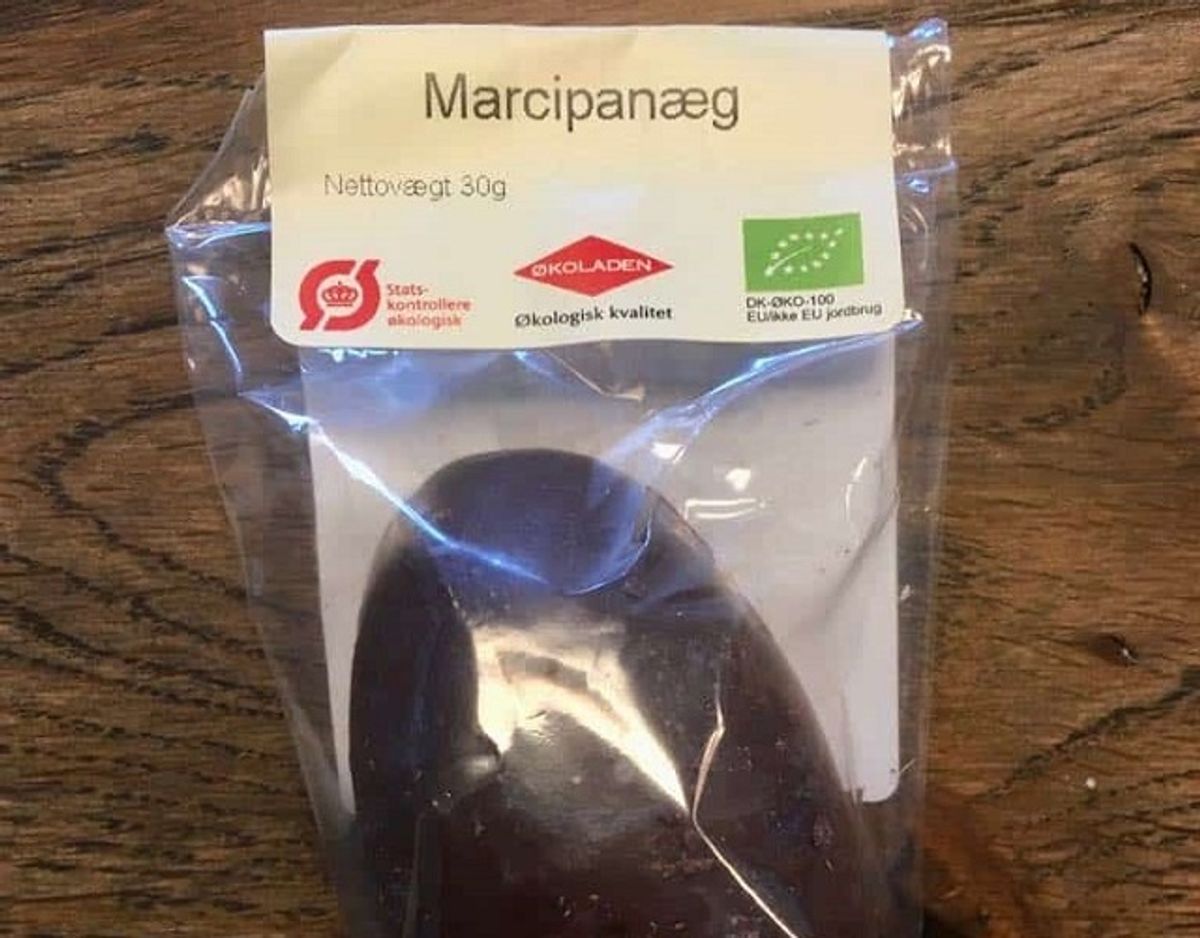 * * * * * Økoladens Marcipanæg: Testvinder! Marcipanen i det økologiske marcipanæg fra Økoladen er lækker blød og saftig, mens smagen er frugtig, næsten spiritusagtig og med en tilpas sødme. Chokoladen har et godt knæk og smelter på tungen med en rigtig god smag af mørk chokolade.
Pris for 1 styk: 18 kroner
Mandelindhold 43% – Sukkerindhold 35%
Tilsætningsstoffer: Emulgator E322. Foto: Madensverden.dk.