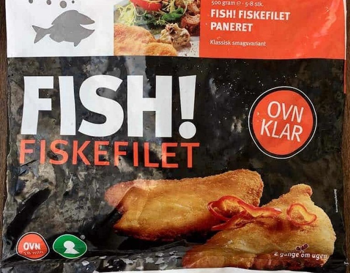 * Fish! Fiskefilet: Fiskefileten fra Fish! har en mellem størrelse, og ser tør ud. Paneringen er ujævn og fisken smager ikke frisk. Fisken er ujævnt fordelt under paneringen. Fisken er desuden usammenhængende og ligner, den er sammensat af fiskestykker. Pris per 100 gram: 6 kroner (30 kroner for 500 gram i Rema 1000). Fisk: Skrubbe (60 %). Foto: Madens Verden.