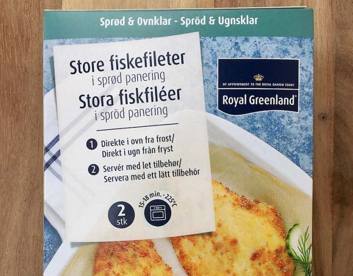 * * Royal Greenland Store fiskefileter: Store fiskefileter fra Royal Greenland har en stor flot størrelse, men en ujævn panering. Fisken er usammenhængende og ligner, den er sammensat af fiskestykker og smagen overdøves af smagen fra fedtstof og panering. Pris per 100 gram: 8 kroner (20 kroner for 250 gram i Netto). Fisk: Skrubbe (60 %). Foto: Madens Verden.