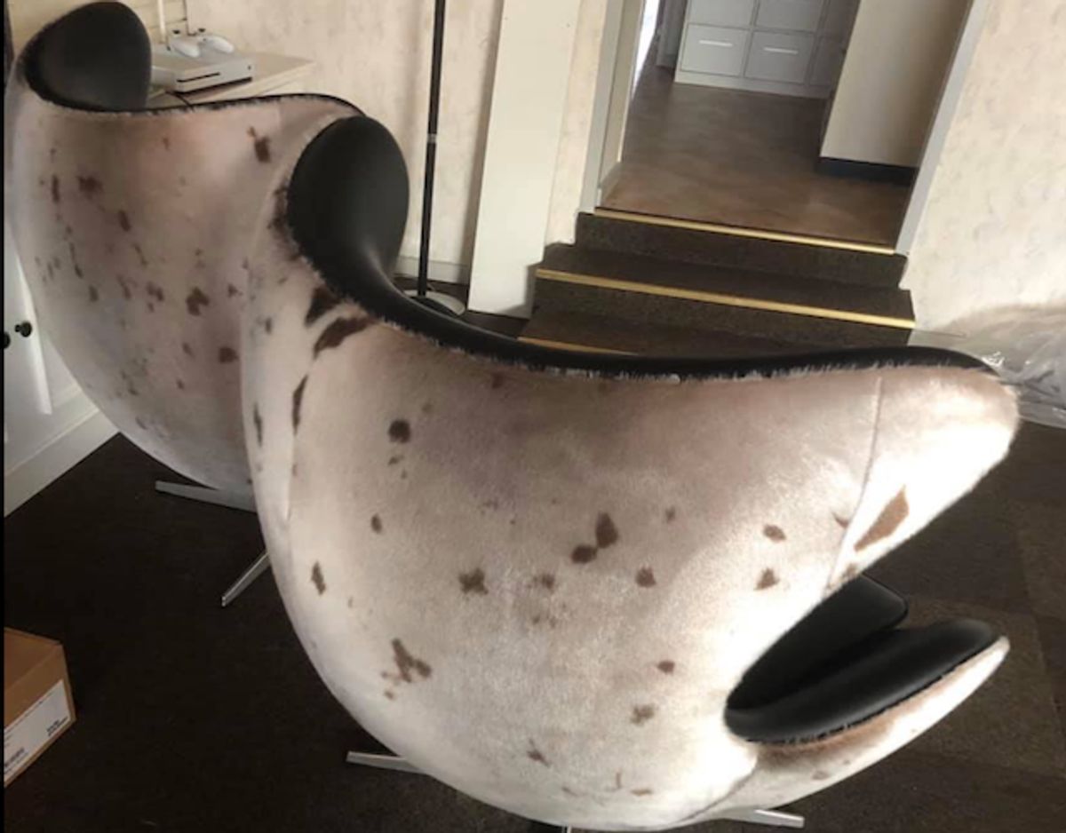 Sådan ser de ud, de to Ægget af Arne Jacobsen. De er beklædt med sælskind. KLIK for flere billeder. Foto: Privat.