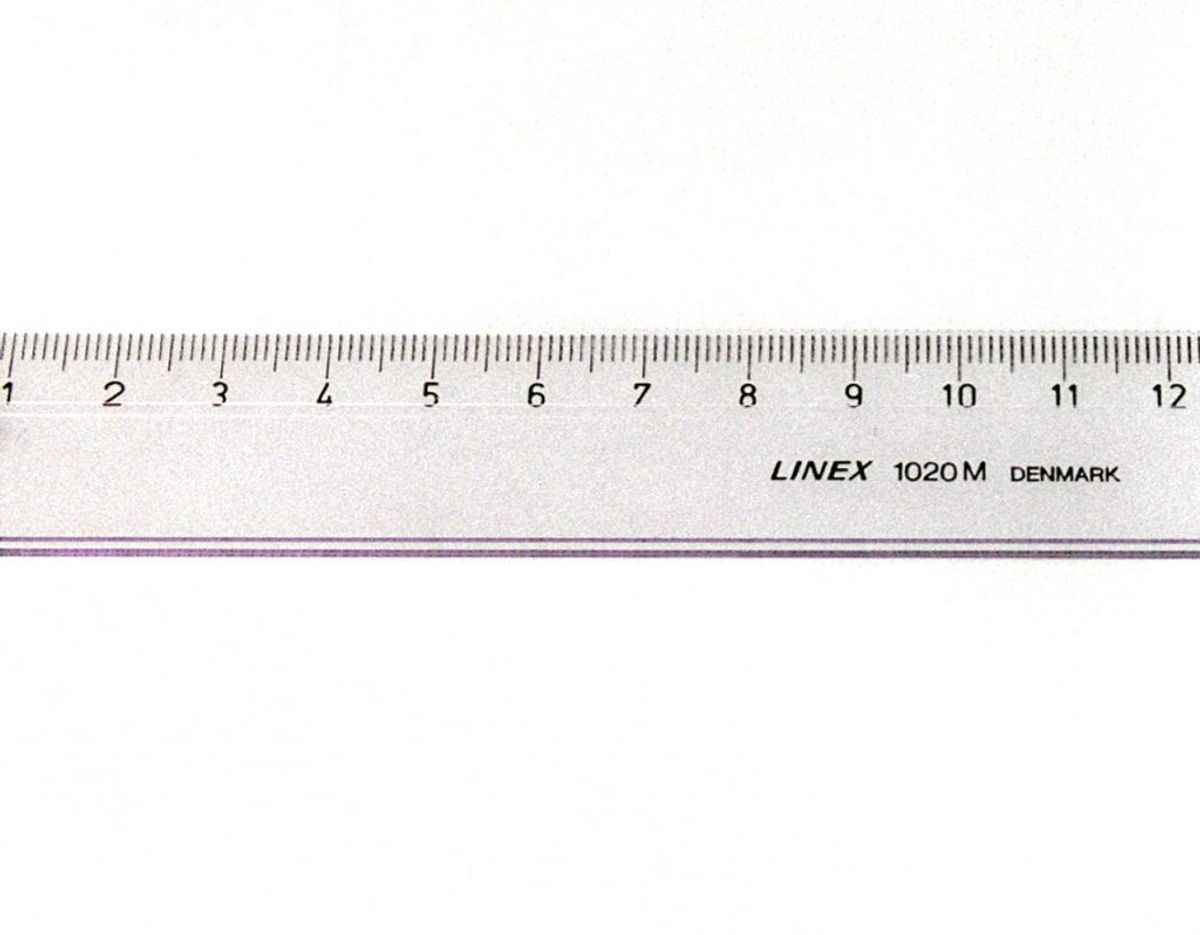 Dolke og knive med en klinge på over 12 cm er dog undtaget fra forbuddet og fra kravet om en tilladelse fra politiet, hvis de anvendes i erhverv, til husholdningsbrug eller ved jagt, lystfiskeri eller sportsudøvelse eller til et andet lignende anerkendelsesværdigt formål.