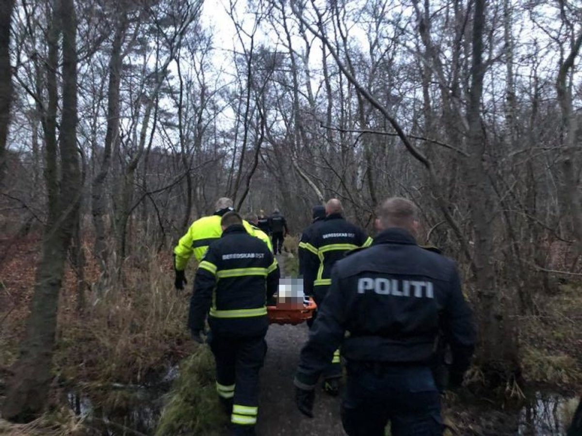 Bjærgning af omkommen fra sumpområde. Foto: Beredskab Øst.