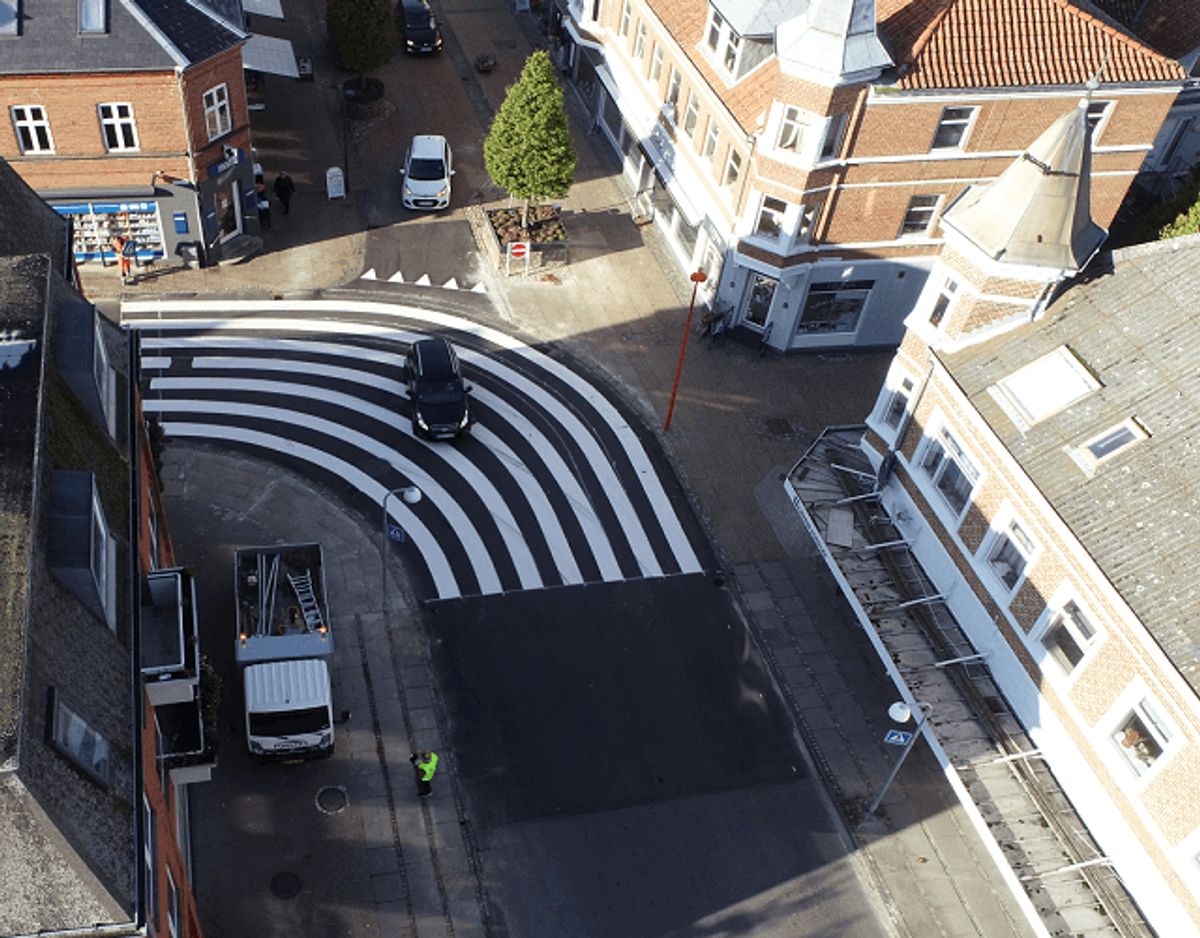 Sådan ser det buede fodgængerfelt ud fra luften. KLIK for mere info. Foto: Favrskov Kommune.