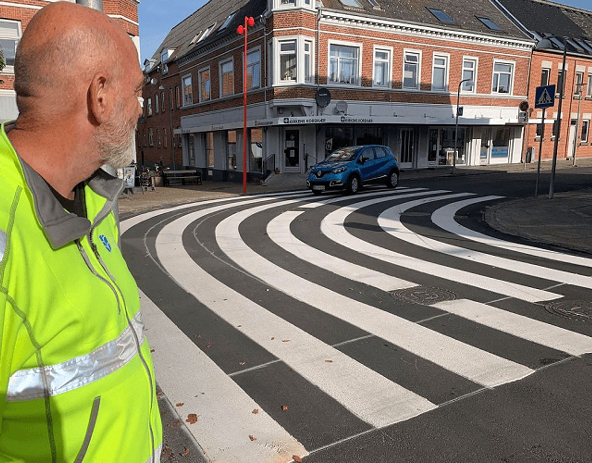 Per Øster foran de buede striber. Blot en uge efter ibrugtagningen har han fået interesserede henvendelser fra flere kommuner. Foto: Jørgen Rosengren/Newsbreak.dk.