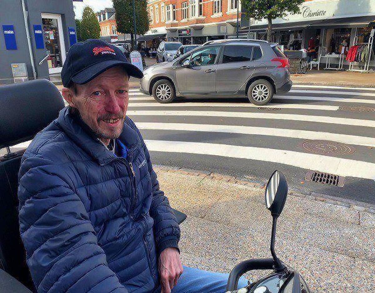 Carsten Carlsen bor tæt på krydset. Og den nye fodgængerovergang. Foto: Jørgen Rosengren/Newsbreak.dk.