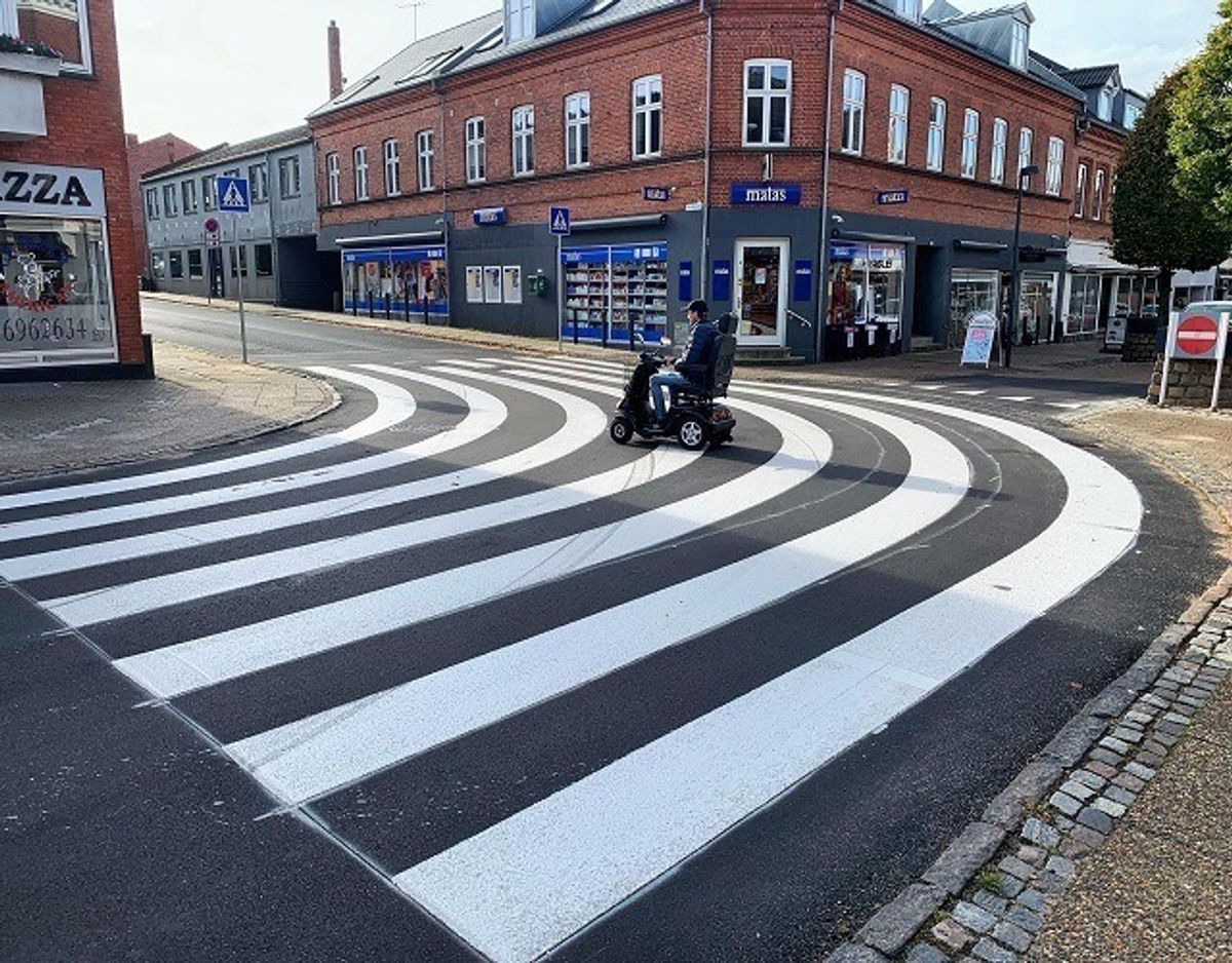 Carsten Carlsen, Hammel, tager sin første tur over det nye fodgængerfelt. Han kalder det ganske simpelt ‘genialt’. Foto: Jørgen Rosengren/Newsbreak.dk.