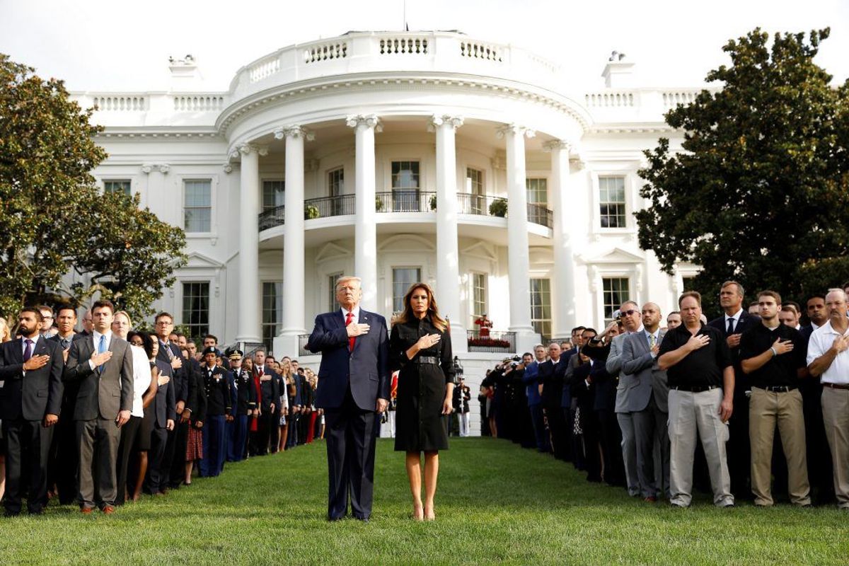 Donald Trump og Melania Trump foran Det Hvide Hus. Foto: Kevin Lamarque/Scanpix.