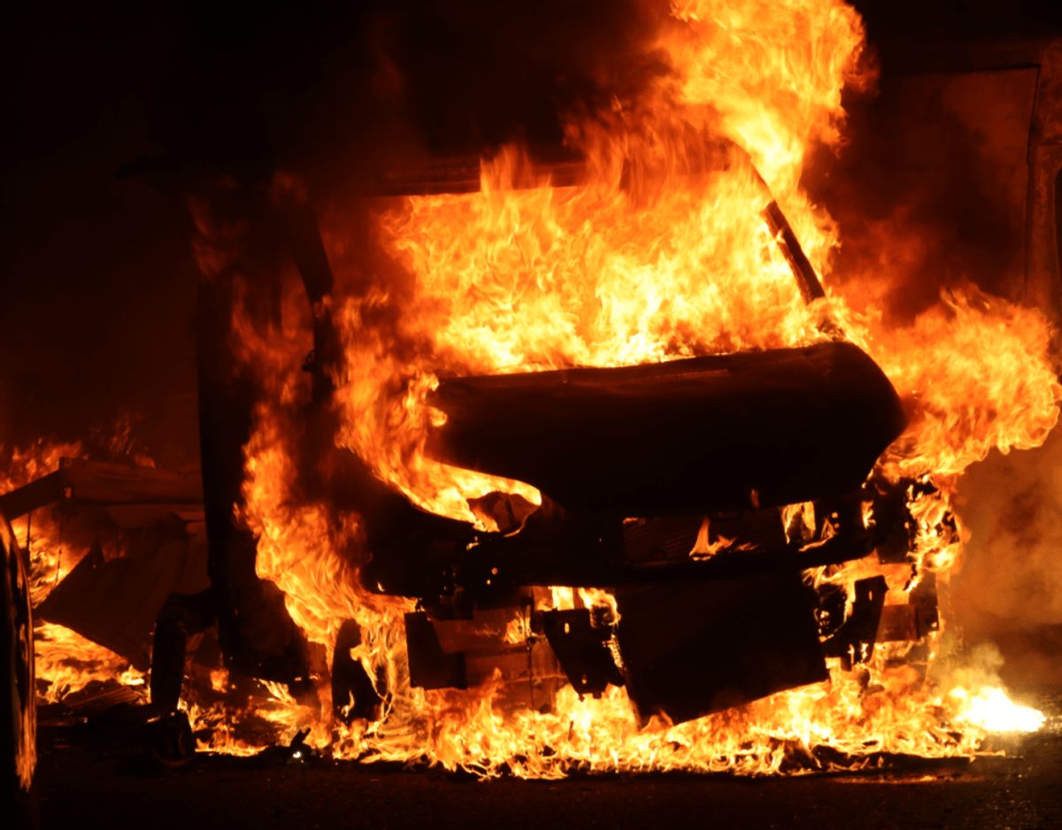 To kassevogne brød i brand mandag morgen omkring klokken 02.00 ved Egelundscentret i Albertslund. Københavns Vestegns Politi oplyser, at de endnu ikke kender årsagen til ilden. Klik videre for flere billeder. Foto: Presse-Fotos.dk
