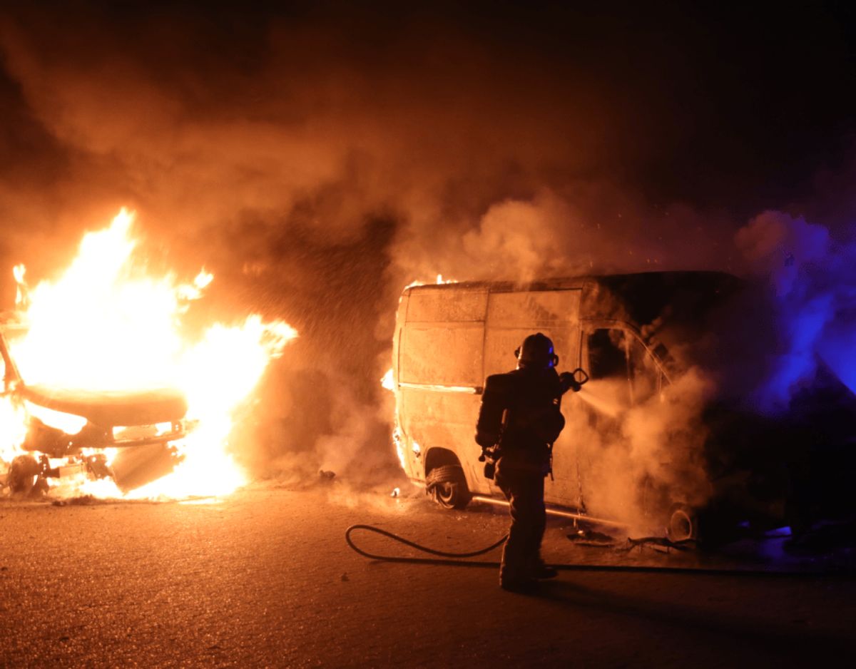 To kassevogne brød i brand mandag morgen omkring klokken 02.00 ved Egelundscentret i Albertslund. Københavns Vestegns Politi oplyser, at de endnu ikke kender årsagen til ilden. Foto: Presse-Fotos.dk