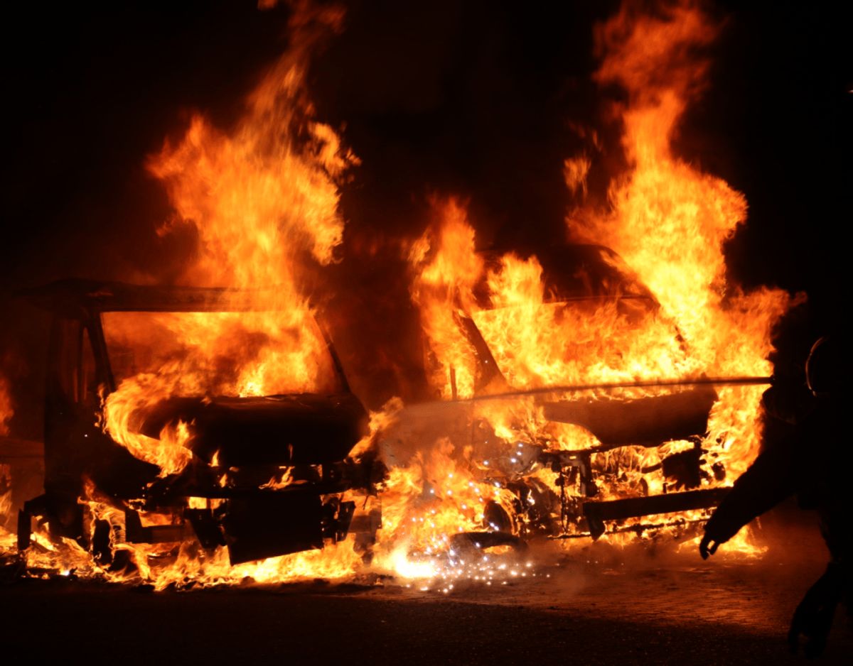 To kassevogne brød i brand mandag morgen omkring klokken 02.00 ved Egelundscentret i Albertslund. Københavns Vestegns Politi oplyser, at de endnu ikke kender årsagen til ilden. Foto: Presse-Fotos.dk